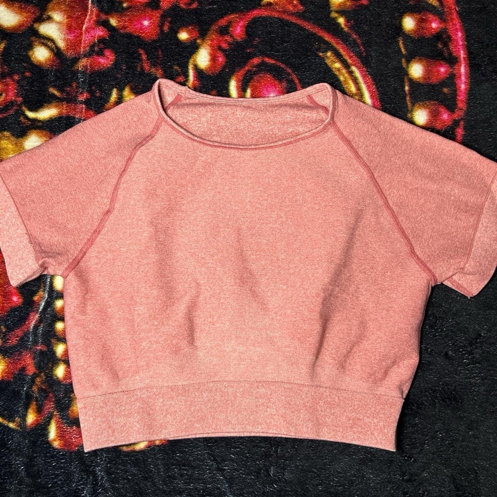 Pink/peach nylon cropped workout short sleeve shirt